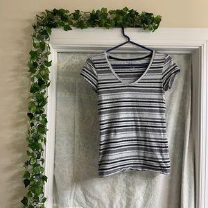 Short sleeve with line design